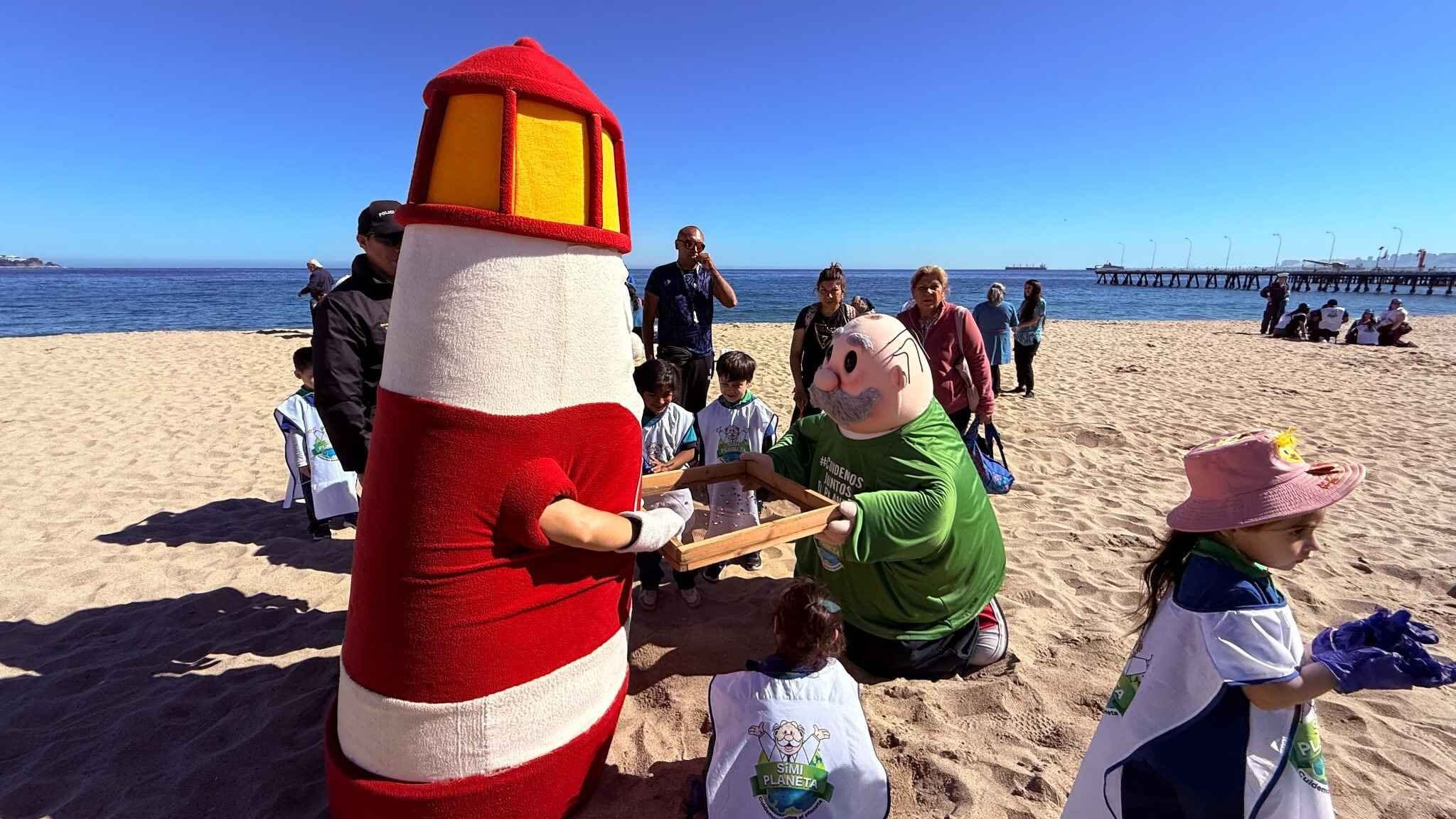 Dr. Simi lidera limpiezas en Valparaíso y Colina: más de una tonelada retirada