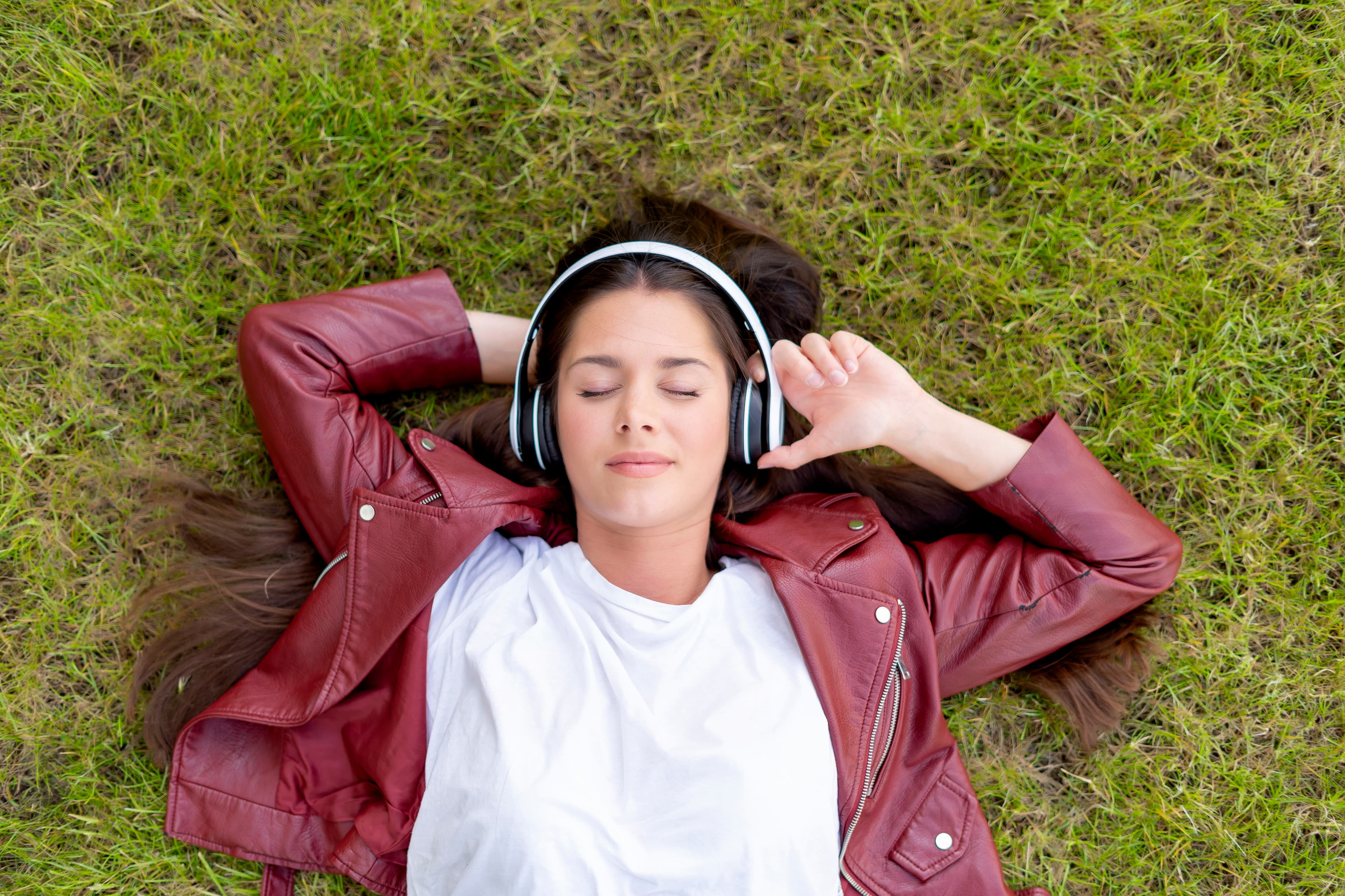 Generación Z enfrenta mayor riesgo de pérdida auditiva por exposición a altos volúmenes