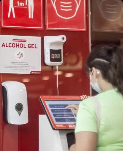 Autoatención y atención virtual recortan esperas hasta 70% en salud, bancos y AFP